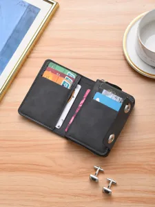 Porte-cartes accordéon en cuir pour homme avec boutons-pression et fentes multiples.