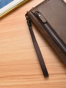 Heren lange portemonnee bruin leer clutch tas met polsband rits sluiting stijlvol.