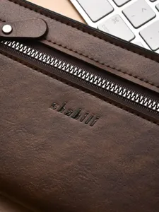 Retro bruine heren lange portemonnee clutch met metalen rits en stijlvolle textuur.