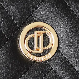 Detailaufnahme einer schwarzen gesteppten Lederbrieftasche mit goldenem Hardware-Logo Damen
