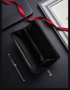 Vista dettagliata del portafoglio lungo nero da uomo con cerniera e scomparti per carte.