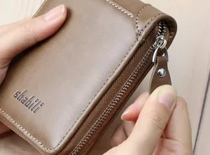 Herren Ölwachs Leder Geldbörse Detail Ansicht, Nahaufnahme von Reißverschluss Textur.