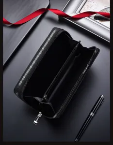 Herren Langbörse Detailansicht, doppeltes Reißverschluss-Design, schwarzes Leder, viele Fächer.