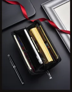 Vista dettagliata di un portafoglio lungo nero da uomo con zip e scomparti per carte.