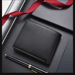 Detailaufnahme des klassischen schwarzen Herren-Ledergeldbeutels mit feiner Textur und Nähten.