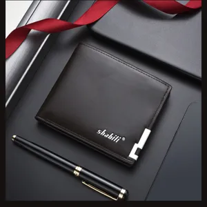 Nahaufnahme der dunklen Lederbrieftasche fur Herren mit stilvollem Metalleckdesign.