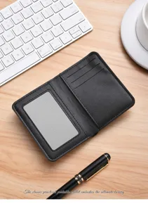 Vista detallada del tarjetero de cuero sintético negro con múltiples ranuras para tarjetas.