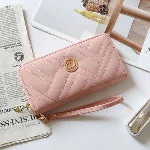 Detailansicht der rosa gesteppten Damen Langbörse mit Reißverschluss, Handschlaufe und goldenen