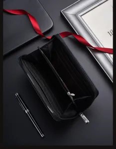 Portafoglio lungo uomo con zip porta carte business vista dettagliata elegante.