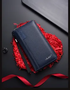 Primo piano del portafoglio lungo da uomo in pelle blu scuro con elegante trama litchi.