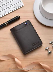 Vista detallada del tarjetero de cuero PU marrón, minicartera vertical para hombre con ranuras.