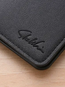 Tarjetero negro de cuero PU para hombre, diseño vertical compacto con logo en relieve.