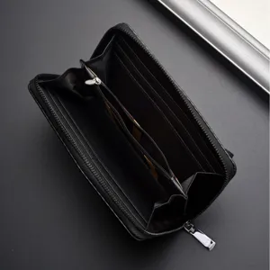 Portefeuille long zippé noir pour homme avec emplacements multiples et grand porte-monnaie.
