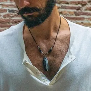 Collana da uomo vintage con perline in legno e ciondolo in pietra naturale stile