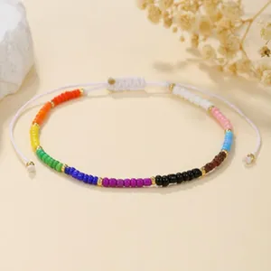Primo piano dettagliato del braccialetto di perle fatto a mano colorato con cordino bianco