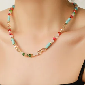Vista ravvicinata dettagliata della collana di perle colorate che mostra perle fatte a mano.