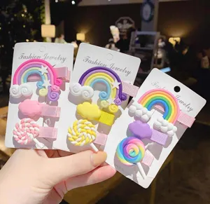 Nahaufnahme Detail von süßen Regenbogen Wolken Lutscher Haarspangen für Mädchen Accessoires.