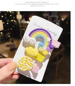 Nahaufnahme von niedlichen Regenbogen Wolken und Lollipop Haarklammern Set, süßer Stil.