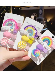 Nahaufnahme süßer Regenbogen Wolke Lutscher Haarspangen Set, bunte Haarnadeln Details.