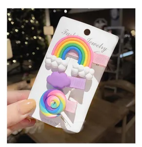 Detailaufnahme niedlicher Kinder Regenbogen Wolke Lutscher Haarspangen, bunte Entenschnabel.