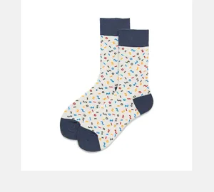 Gros plan détaillé de chaussettes de style urbain tendance avec motifs numériques et géométriques.