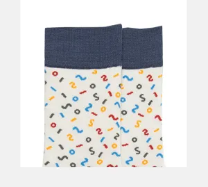 Gros plan de chaussettes en coton tendance avec motif numérique et géométrique coloré.