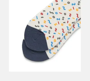 Gros plan détaillé de chaussettes en coton élégantes avec motifs abstraits et talons bleus.