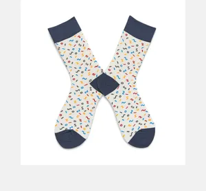Chaussettes mi-mollet en coton a motif geometrique tendance avec design graffiti urbain.