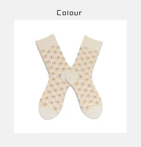 Sweet floral cotton crew socks for women, cute daisy pattern mid-tube casual style.