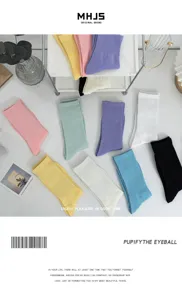 Vista detallada de calcetines de tubo medio acanalados de color liso para mujer. Algodón transpirable.