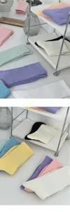 Detalles en primer plano de calcetines de algodón acanalado coloridos ordenados en estante.