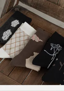 Vintage floral patterned mid-calf socks set, retro style cotton casual socks for women.