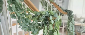 Kunstmatige eucalyptus blad slingers voor thuis bruiloft feest decoratie detail.