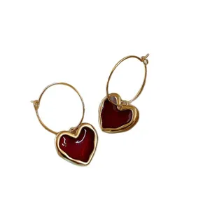 Orecchini a cerchio con cuore rosso vino da donna, gioielli pendenti eleganti e chic.