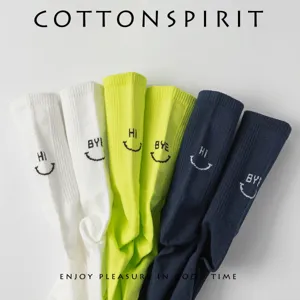 Chaussettes mi-mollet de style urbain en coton avec lettres et visage souriant mignon.