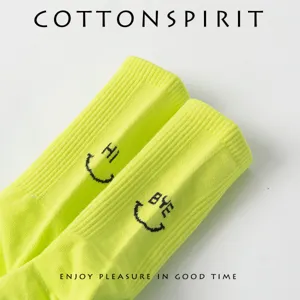 Chaussettes mi-mollet jaune néon dotées de visages souriants brodés et de détails tendance.