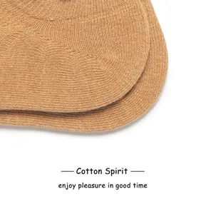 Calzini corti in cotone di colore kaki, taglio basso ideale per abbigliamento casual.