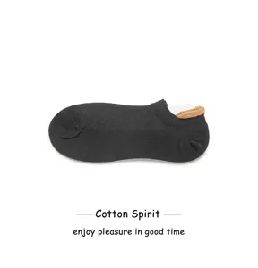 Calzini fantasmino neri da donna, design estivo traspirante con dettaglio sul tallone.