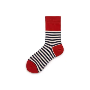 Détail en gros plan de chaussettes rayées en coton avec talon et pointe rouges pour tous les jours.