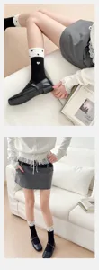 Gedetailleerd overzicht van zwart-witte polka dot damessokken gecombineerd met stijlvolle schoenen.