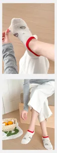 Niedliche koreanische Damen-Sneakersocken mit süßem Hundemotiv und rotem Bund für den Sommer.