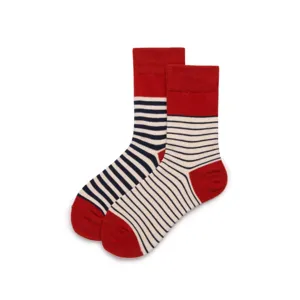 Gros plan détaillé de chaussettes en coton rayées aux motifs rouges et bleu marine.