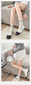 Atmungsaktive Mesh-Mittelsocken für den Sommer mit gerollten Bündchen und Muster.