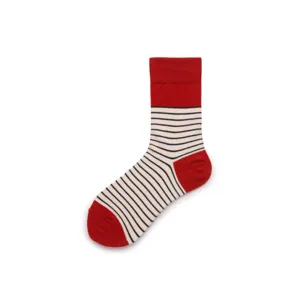 Vue de détail rapprochée de chaussettes en coton rayées et rouges, texture douce et poignet.