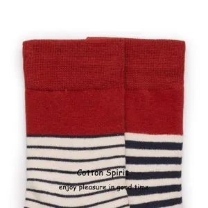 Chaussettes en coton rayées unisexes avec haut rouge et design bicolore classique.