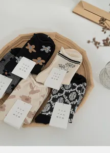 Women's autumn retro floral socks, cute Korean style student fashion knit ankle socks.