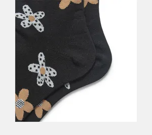 Women retro floral socks detail view, vintage style cute daisy patterned cotton socks.