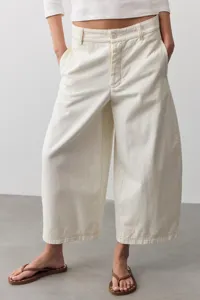 Nahaufnahme von lässigen Damen-Weitbein-Jeans in Cremeweiß mit bequemem, weitem Schnitt.