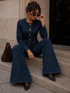 Detailansicht des schicken retro dunkelblauen Jeansjacken- und Weithosen-Sets mit Goldknöpfen.