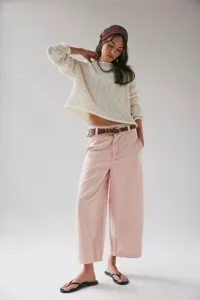 Lässige rosa weite Denim-Hose kombiniert mit kuscheligem Strickpullover für den Herbst.